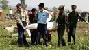 Petugas mengevakuasi korban jatuhnya pesawat militer sesaat setelah lepas landas dari Naypyidaw, Myanmar, Rabu (10/2). Pesawat Beechcraft, yang membawa lima kru dalam patroli rutin, jatuh di area persawahan dekat bandara. (STR/AFP)
