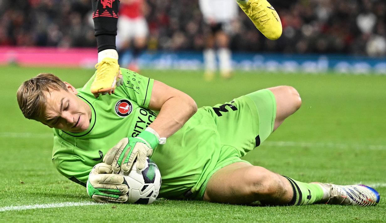 Pada sepuluh menit akhir menjelang waktu normal usai, Manchester United terus menggempur pertahanan Charlton Athletic. Namun berkat penampilan impresif Ashley Maynard-Brewer di bawah mistar gawang Charlton, gol masih urung tercipta. (AFP/Oli Scarff)