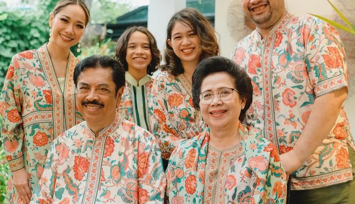 Bunga Citra Lestari tahun lalu mengenakan baju sarimbit motif bunga-bunga. BCL tampil dengan rambut coklat yang diikat belakang, memerlihatkan anting-anting mutiaranya. [@itsmebcl]