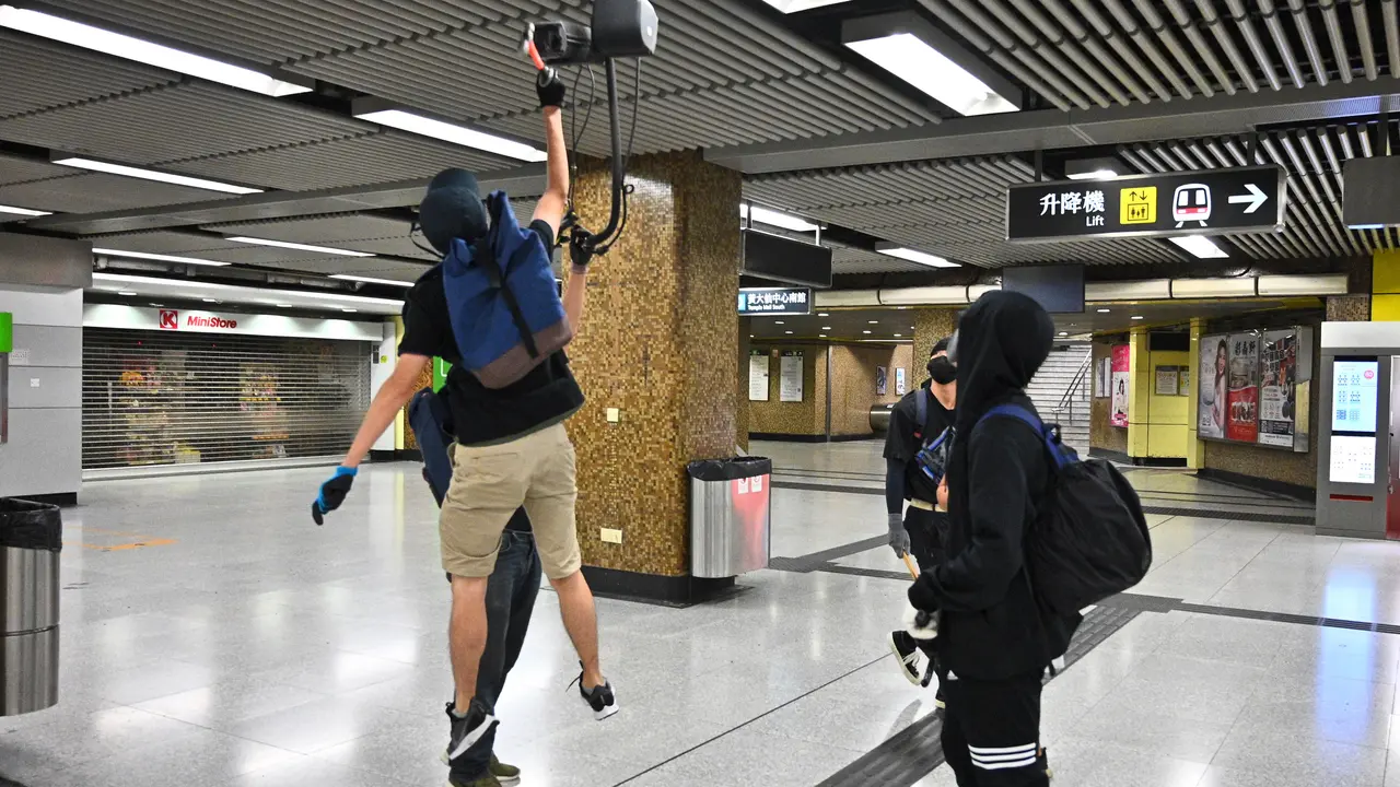 Demonstran Bertopeng Rusak Stasiun MTR Hong Kong