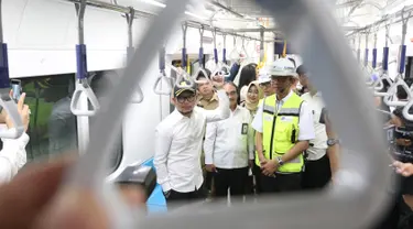 Menaker Hanif Dhakiri didampingi Direktur Utama PT MRT William Sabandar menjajal MRT dari Stasiun Bundaran HI, Jakarta, Senin (25/2). Hanif mencoba MRT untuk melihat progres pengoperasian yang sudah mencapai 99%. (Liputan6.com/Angga Yuniar)