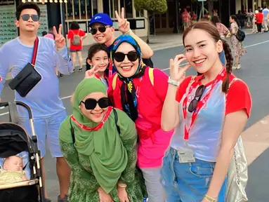 Usai merayakan Idul Adha, Ayu Ting Ting diketahui mengajak anak, kedua orang tua, adik serta adik ipar dan keponakannya liburan bersama. Tak tanggung-tanggung penyanyi sekaligua pembawa acara ini mengajak keluarganya untuk berlibur ke Singapura. (Liputan6.com/IG/@ayutingting92)