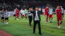 <p>Pelatih Timnas Indonesia, Shin Tae-yong melambaikan tangan saat victory lap bersama pemainnya setelah laga Grup F Kualifikasi Piala Dunia 2026 antara Timnas Indonesia Vs Vietnam di Stadion Utama Gelora Bung Karno (SUGBK), Senayan, Jakarta, Kamis (21/03/2024). (Bola.com/Bagaskara Lazuardi)</p>
