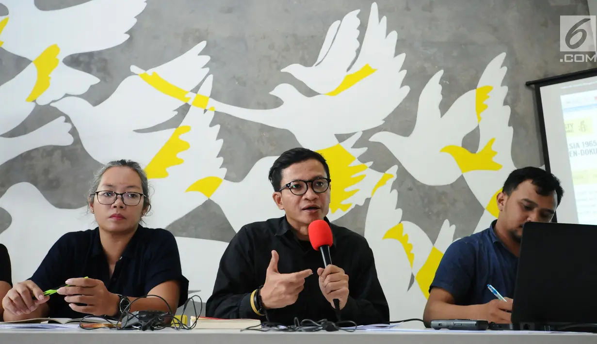 Direktur Amnesty International Indonesia Usman Hamid (tengah) menyampaikan keterangan bersama IPT 65 di Jakarta, Jumat (20/10). Rilis terkait Indonesia perlu membuka arsip tragedi 65 pasca diungkapnya dokumen Amerika. (Liputan6.com/Helmi Fithriansyah)