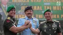 (Dari kiri) Pejabat baru KSAD Jenderal Andika Perkasa dan Panglima TNI Marsekal Hadi Tjahjanto bersama pejabat lama KSAD Jenderal Mulyono bersalam komando seusai  serah terima jabatan di Mabes TNI AD, Jakarta, Kamis (29/11). (Liputan6.com/Faizal Fanani)