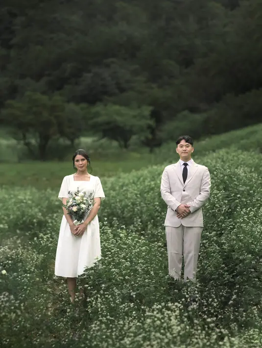 <p>Ketika pemotretan, Rachell mengenakan dress putih simple lengan pendek. Sementara sang calon suami mengenakan setelan jas putih gadingnya lengkap dengan dasi hitam. [Twitter/@rachellyahya]</p>