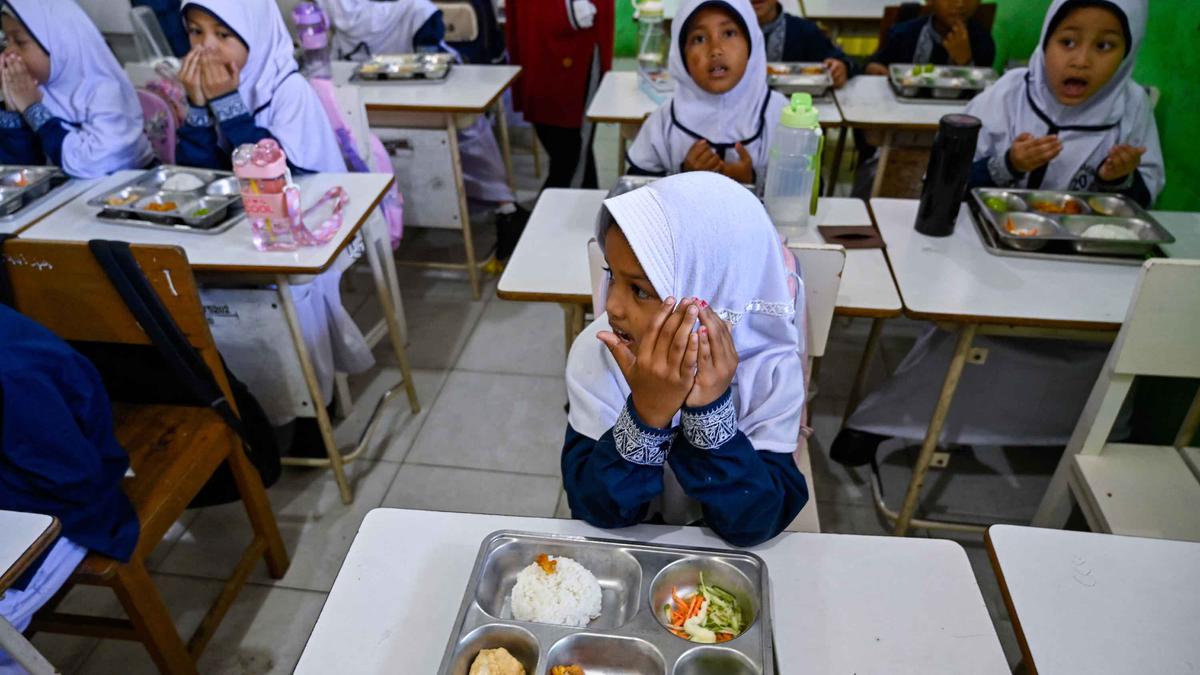 Antusiasme Siswa Sekolah Dasar di Banda Aceh Menerima Makan Bergizi Gratis