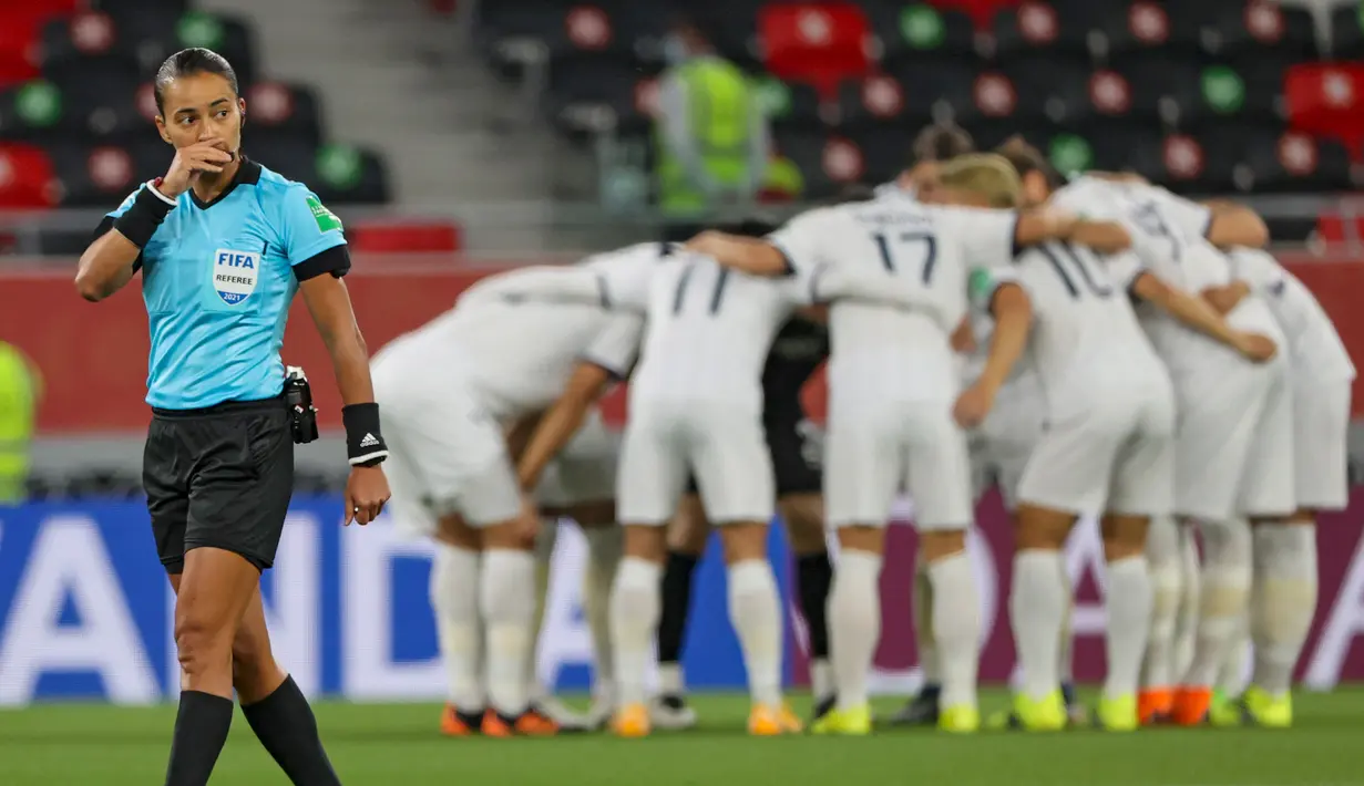 Memimpin pertandingan di Piala Dunia Wanita 2019 antara Inggris kontra Amerika Serikat adalah momen terbaik yang didapatkan Edina Alves Batista. (AFP/Karim Jaafar)
