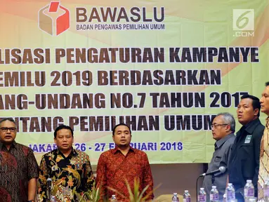 Ketua Bawaslu Abhan (ketiga kiri) menghadiri acara sosialisasi pengaturan kampanye pemilu 2019 berdasarkan undang undang no 7 tahun 2017 tentang pemilihan umum di Jakarta, Senin (26/2). (Liputan6.com/JohanTallo)