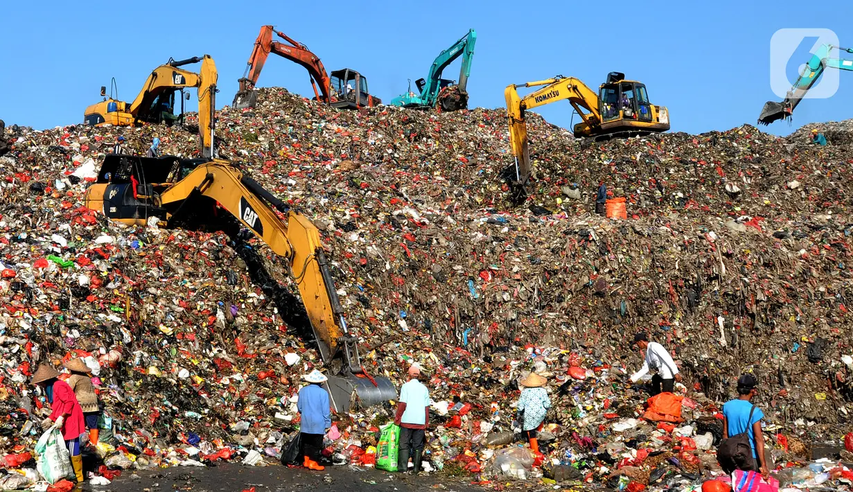 Pemulung mencari sampah yang dapat didaur ulang pada gunungan sampah di Tempat Pembuangan Akhir (TPA) Cipayung, Depok, Jawa Barat, Selasa (24/5/2022). TPA Cipayung hanya dapat menampung sampah sebanyak 1,3 juta meter kubik, tapi saat ini menampung hingga 2,5 juta meter kubik. (merdeka.com/Arie Basuki)