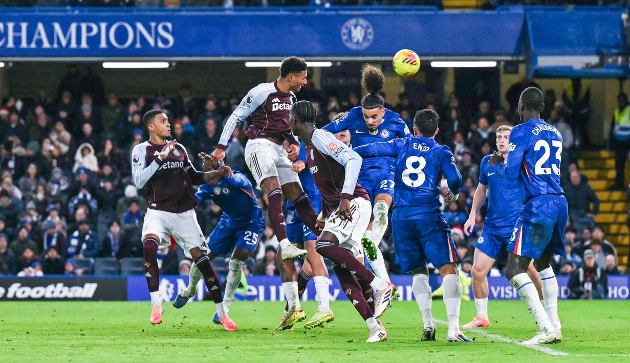 Pemain Aston Villa, Ollie Watkins, sukses menjadi mimpi buruk publik Stamford Bridge dengan dua golnya ke gawang Chelsea pada pekan ke-18 Premier League. (AFP/Glyn Kirk)