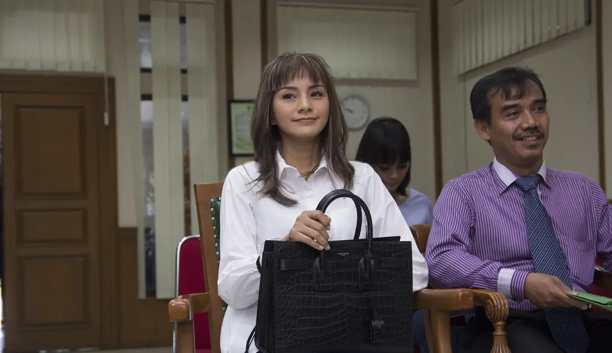 Dalam kasus perceraian ini Kirana merupakan sang penggugat cerai dan suaminya, Tama yang tergugat. Di sidang perdananya ini, Kirana pun akhirnya membuka kepada media penyebab dari perceraian ini. (Nurwahyunan/Bintang.com)