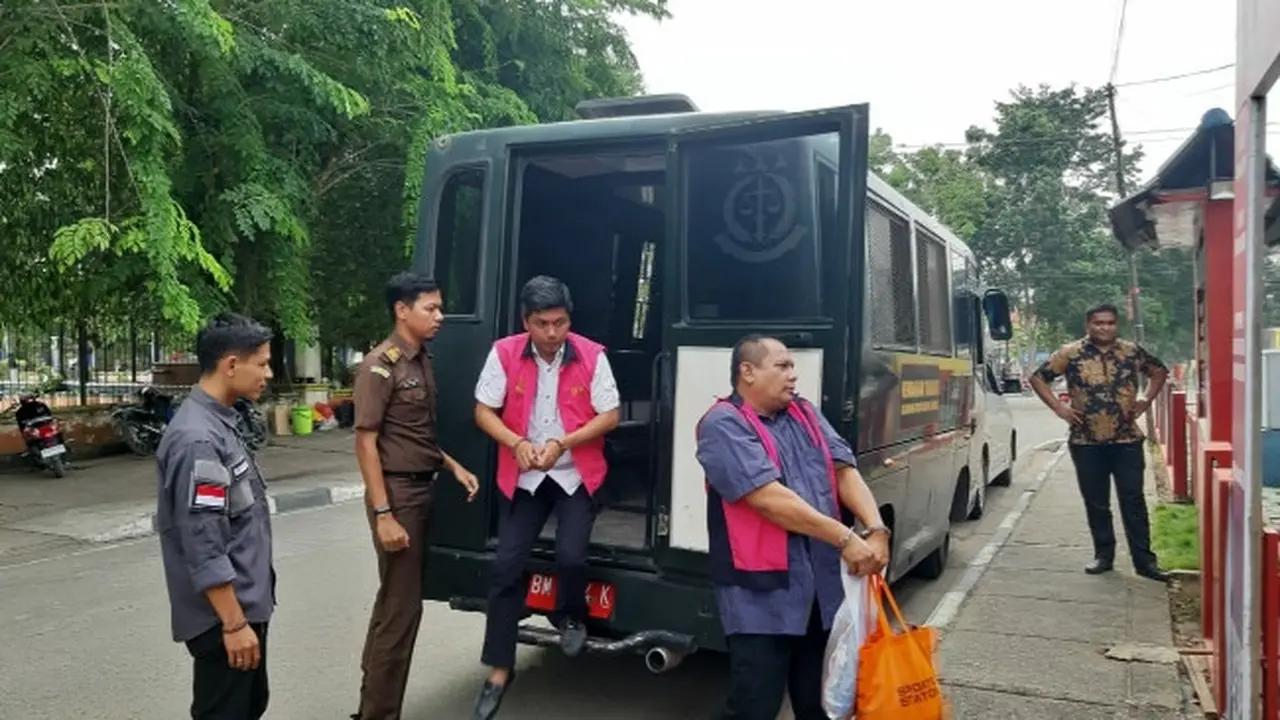 Jaksa di Kejari Kuansing mengantarkan tersangka korupsi lintasan atletik di Stadion Utama Sport Center ke Lapas Teluk Kuantan Kabupaten Kuansing.