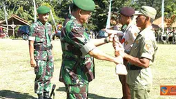Citizen6, Purwakarta: Peresmian TMMD ke-88 ditandai dengan penyerahan alat kerja oleh Kasdam III/Siliwangi kepada perwakilan prajurit dan masyarakat, di lapangan Desa Pasanggrahan Kecamatan Tegalwaru Kabupaten Purwakarta. (Pengirim: Pendam3) 