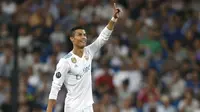 Cristiano Ronaldo masuk dalam jajaran top scorer Liga Champions setelah mencetak dua gol saat melawan APOEL Nicosia pada laga Grup H Liga Champions di Santiago Bernabeu stadium, Madrid, (13/92017). Madrid menang 3-0. (AP/Francisco Seco)