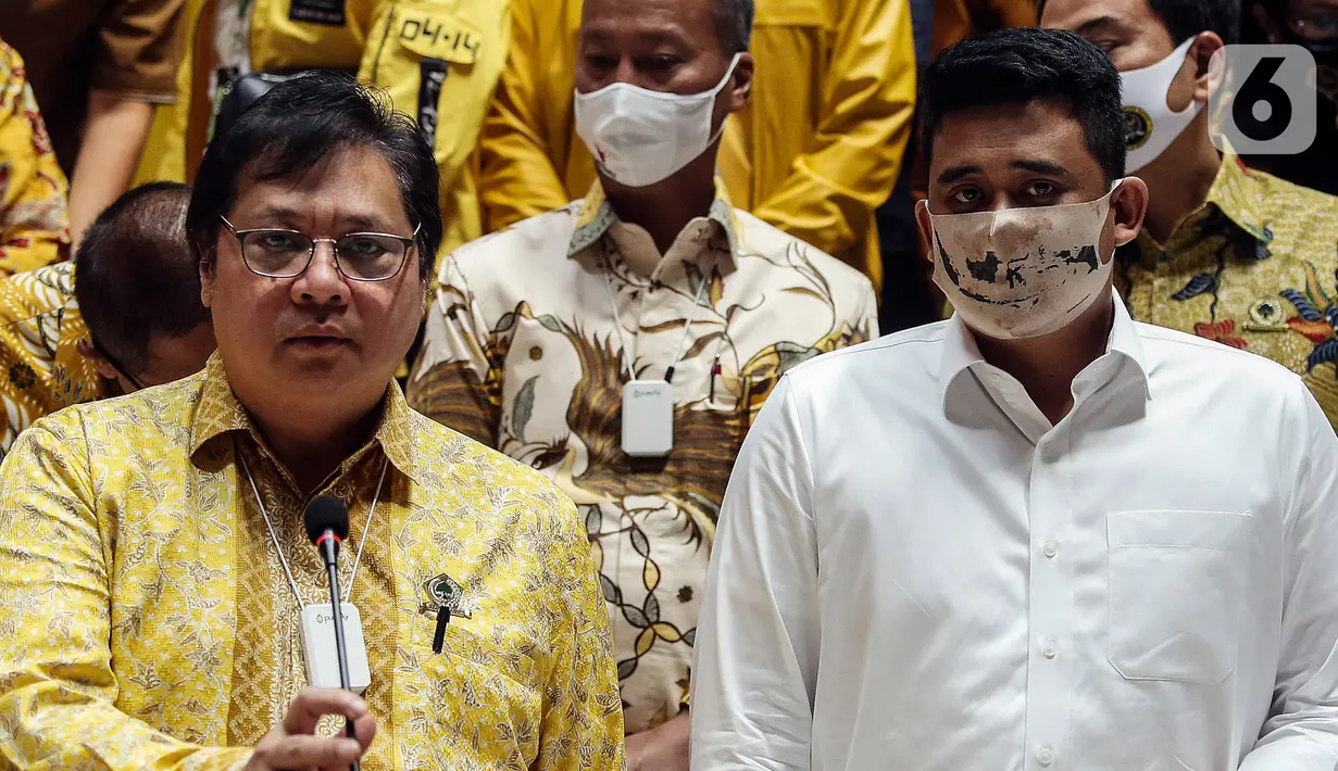Ketum Partai Golkar Airlangga Hartarto dan Calon Wali Kota Medan Bobby Nasution pada Pilkada 2020 memberikan keterangan di DPP Partai Golkar, Jakarta, Selasa (18/8/2020). Partai Golkar resmi mengusung Bobby Nasution dan Aulia Rahman pada Pilkada Wali Kota Medan 2020. (Liputan6.com/Johan Tallo)