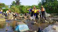 Ada tiga lokasi atau area yang disasar, karyawan Indocement kompleks pabrik Citeureup, Bogor melakukan aksi bersih-bersih sampah di Sungai Cileungsi. (Foto:Liputan6/Achmad Sudarno)