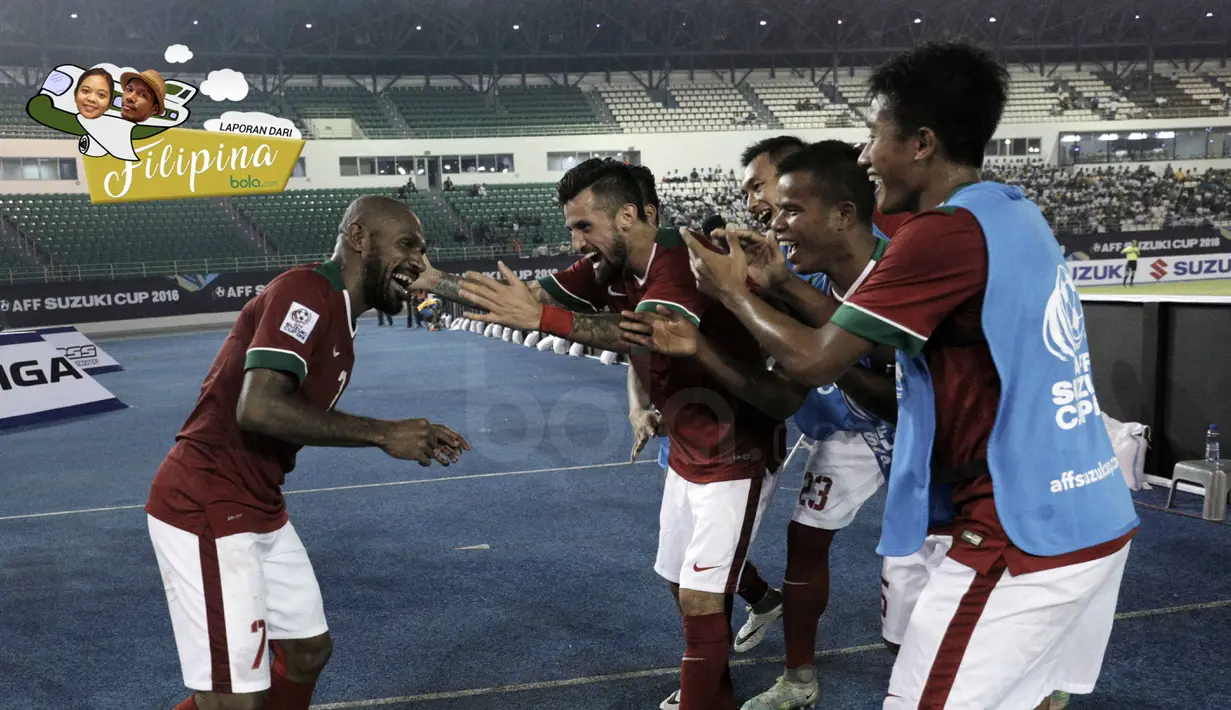 Kapten Timnas Indonesia, Boaz Solossa (kiri) merayakan gol bersama rekan-rekannya saat melawan Filipina pada laga AFF Suzuki Cup 2016 di Philippines Sports Stadium, (22/11/2016). (Bola.com/Nicklas Hanoatubun) 
