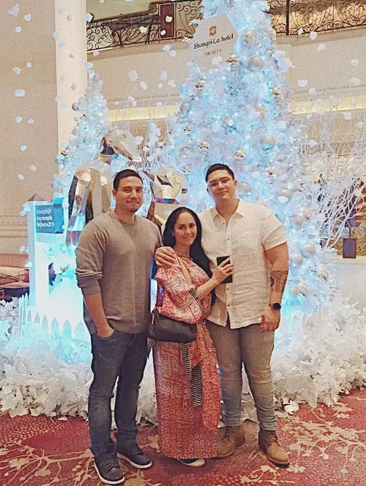 Tidak hanya wajah yang tampan saja, Abel dan Nigel juga punya badan yang ideal dan gagah. Si sulung Abel mempunya hobi gym dan sepakbola. (Foto: instagram.com/nigelphilo)