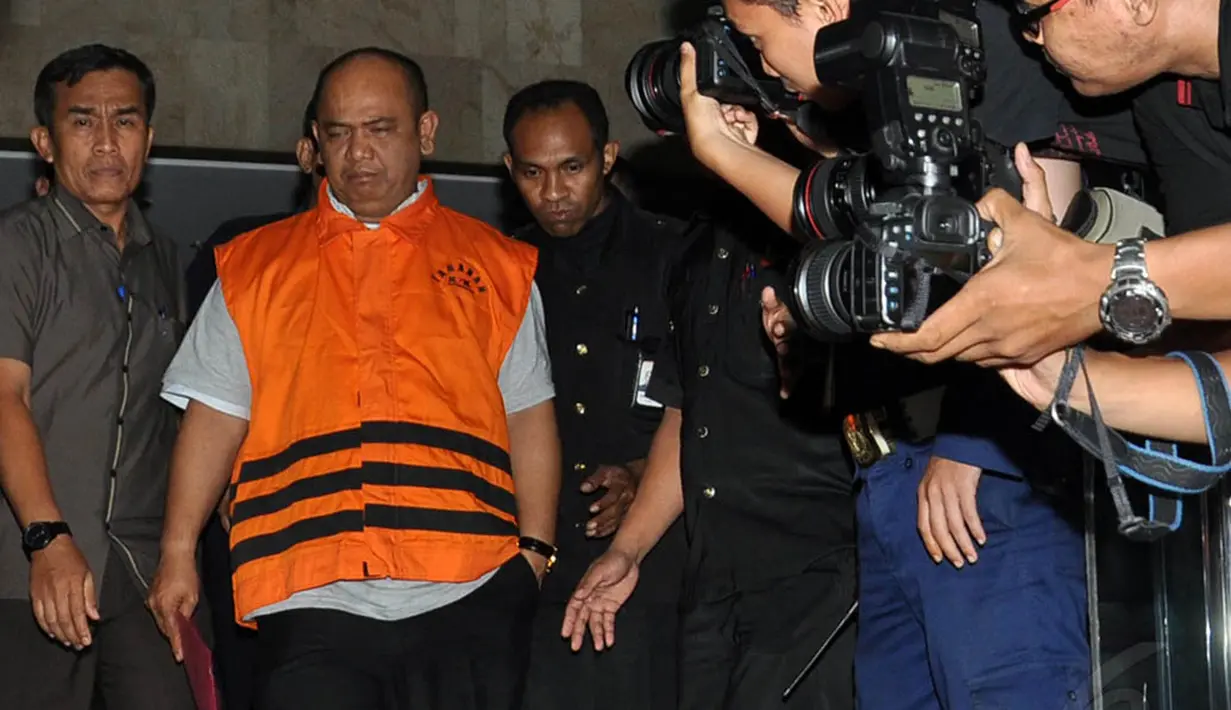 Tersangka penyuap Gubernur Riau, Gulat Manurung berjalan keluar usai menjalani pemeriksaan di Gedung KPK, Jakarta, (26/9/14). (Liputan6.com/Miftahul Hayat) 