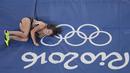 Eliza McCartney saat terjatuh diatas matras setelah melewati mistar pada final  Olimpiade Rio 2016 di Olimpic Stadium, Brasi, (20/8/2016). (AFP /Antonin Thuillier)