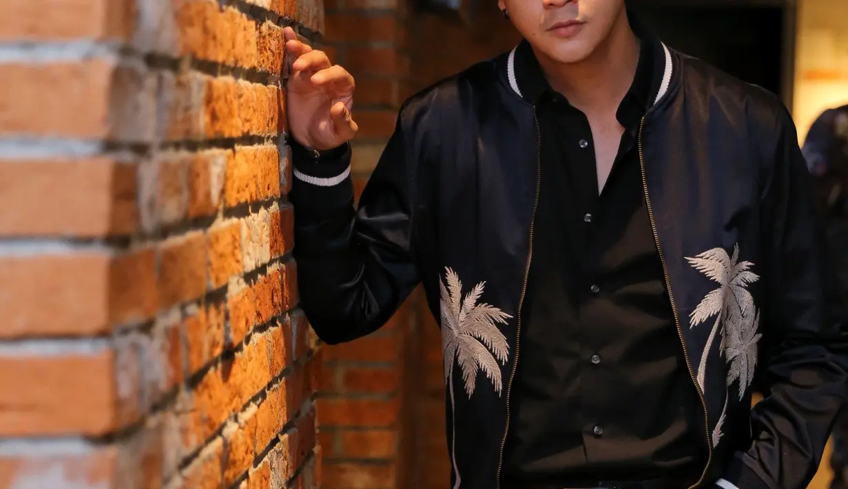 Dimas Andrean kembali dalam proyek barunya Magic Hour The Series. Film yang sempat sukses tahun 2015 itu akan diproduksi Screenplay yang ditayangkan di Iflix, layanan tontonan streaming. (Adrian Putra/Bintang.com)