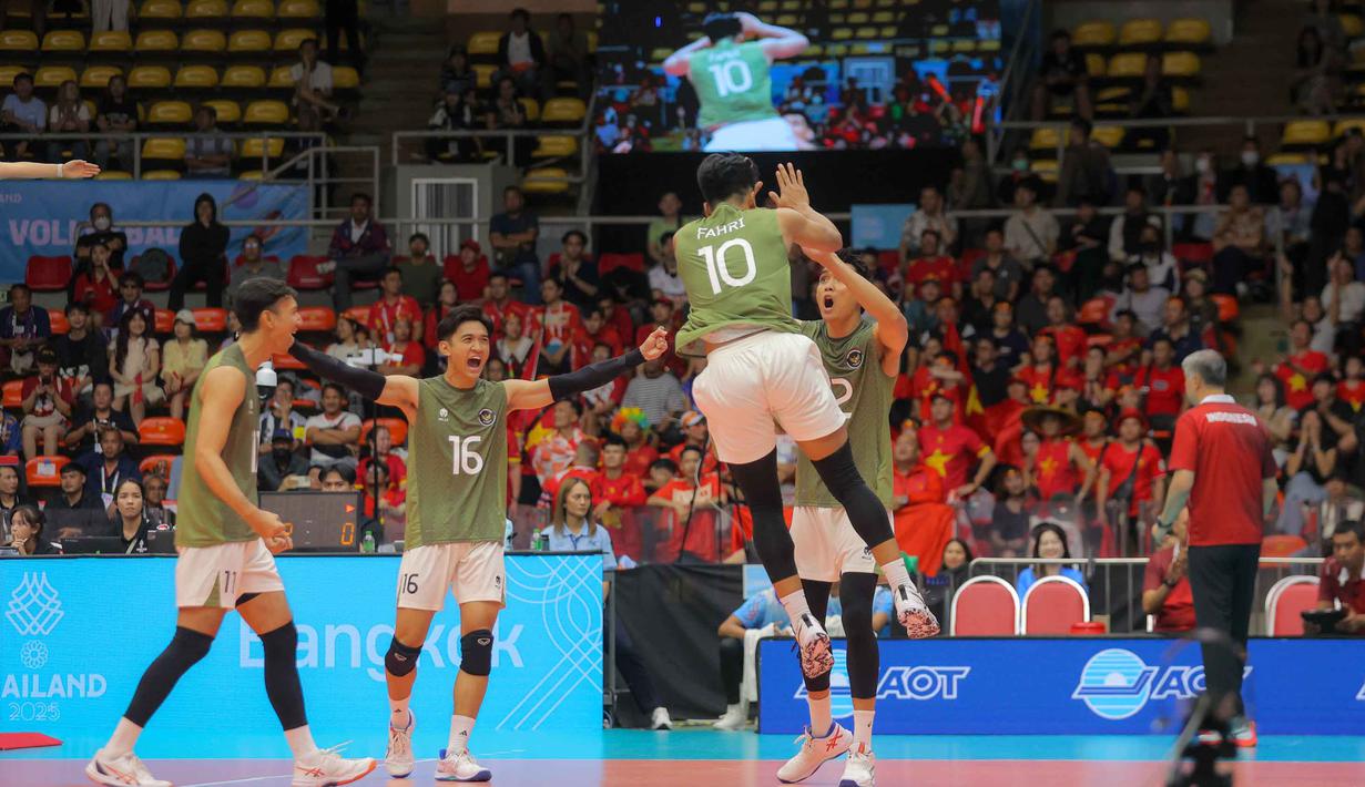 Di set kedua, tekanan Vietnam berlanjut. Vietnam konsisten menjaga keunggulan dan menutup set kedua dengan skor 25-20. Tampak dalam foto, Timnas voli putra Indonesia merayakan raihan poin saat melawan Vietnam di babak semifinal SEA Games 2025 di Indoor Stadium Huamark, Bangkok, Thailand, Kamis (18/12/2025). (Bola.com/Bagaskara Lazuardi)