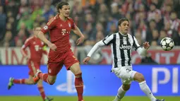 Bek Bayern Munchen, Daniel van Buyten (kiri) berebut bola dengan striker Juventus, Alessandro Matri pada laga perempatfinal Liga Champions 2012/2013 di Allianz Arena, Munich (2/4/2013). Daniel van Buyten mampu meraih trofi Liga Champions bersama Bayern Munchen pada musim 2012/2013. Ia total tampil dalam 6 laga di Liga Champions musim 2012/2013 dengan torehan 1 assist. Ia tak dimainkan pada laga final saat menang 2-1 atas Borussia Dortmund. (AFP/Odd Andersen)