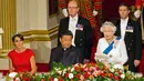 Kate Middleton dan Presiden China Xi Jinping mendengarkan sambutan Ratu Elizabeth II pada jamuan kenegaraan di Istana Buckingham, London, Selasa (20/10). Presiden Xi Jinping melakukan lawatan selama empat hari ke Inggris. (Reuters/Dominic Lipinski/Pool)