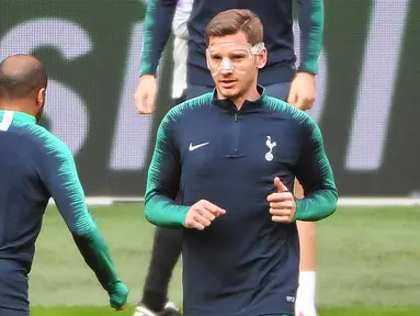 Bek Tottenham Hotspur, Jan Vertonghen, saat sesi latihan jelang laga semifinal Liga Champions di Stadion Johan Cruyff, Rabu (8/5). Tottenham Hotspur akan menghadapi Ajax Amsterdam. (AFP/Emmanuel Dunand)