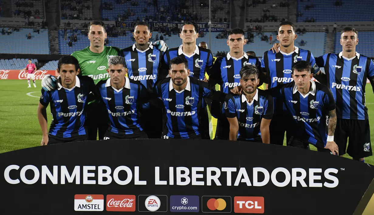 Para pemain starter Liverpool berfoto sebelum menghadapi Independiente del valle pada laga penyisihan grup Copa Libertadores di Centenario Stadium, Montevideo (24/5/2023). Liverpool de Montevideo didirikan pada 15 Februari 2015 oleh para imigran asal Merseyside di Uruguay. Klub dengan warna jersey utama biru hitam ini saat ini masih berlaga di Liga Utama Uruguay (Primera Division). (AFP/Pablo Porciuncula)