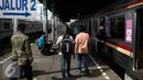 Sejumlah orang berjalan usai menaiki kereta rel listrik di Stasiun Bogor, Jawa Barat, Rabu (21/12). PT KAI Commuter Jabodetabek (KCJ) berupaya untuk meningkatkan kualitas pelayanan guna memenuhi kebutuhan pengguna. (Liputan6.com/Faizal Fanani)