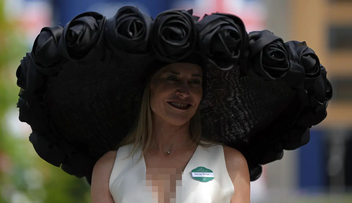 Penonton Zoe Phillips tiba pada hari keempat pertemuan pacuan kuda Royal Ascot di Ascot Racecourse, Ascot, Inggris, 17 Juni 2022. (AP Photo/Alastair Grant)