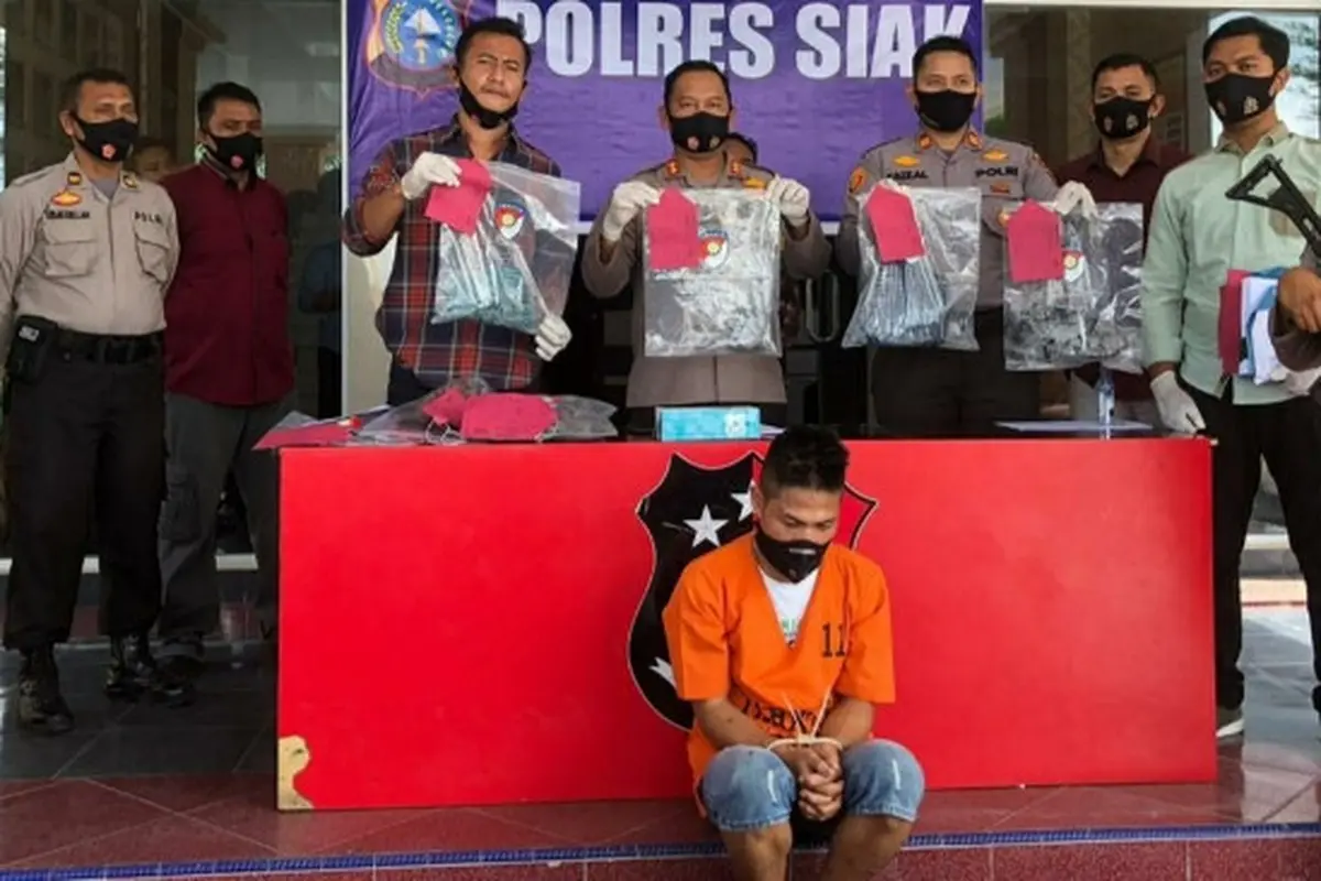 Pelaku pembunuhan dan pencabulan anak di bawah umur (baju tahanan) yang ditangkap Polres Siak.