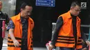 Samanhudi diperiksa terkait kasus suap ijon proyek pembangunan sekolah di kota Blitar dan Agus Bhakti diduga menerima suap terkait proyek infrastruktur . (merdeka.com/dwi narwoko)