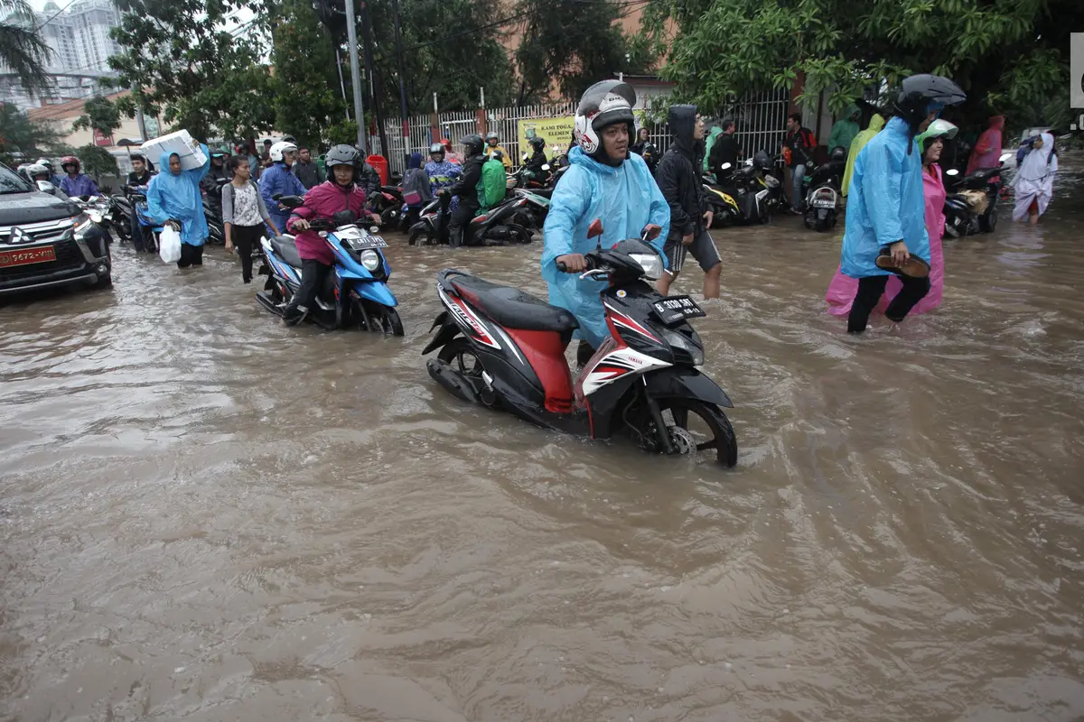 Terobos Banjir, Puluhan Motor Mogok di Kelapa Gading