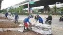 Petugas mengumpulkan sampah dan lumpur di saluran gorong-gorong air di Jalan DI Panjaitan, Kebon Nanas, Jakarta, Jumat (6/12/2019). Hal tersebut dilakukan guna mengantisipasi tersumbatnya saluran air selama memasuki periode musim hujan. (Liputan6.com/Immanuel Antonius)