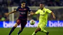 Bek Barcelona, Marc Bartra (kiri) berusaha membawa bola dari kejaran penyerang Levante, Nabil Ghilas Pada lanjutan Liga Spanyol di stadion Camp Nou, Senin (21/9/2015). Barcelona menang telak atas Levante dengan skor 4-1. (AFP PHOTO/Lluis GENE)