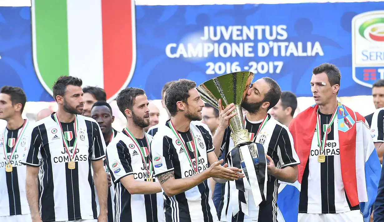 Para pemain Juventus merayakan gelar Scudetto yang ke-33 usai mengalahkan Crotone pada laga Serie A di Stadion Juventus, Turin, Minggu (21/5/2017). (EPA/Alessandro Di Marco)
