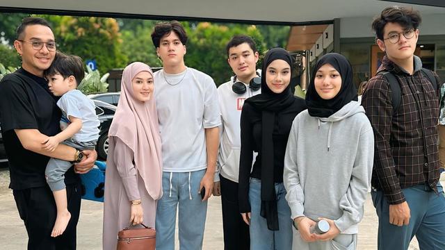 Potret Lyra Virna dan Fadlan Muhammad Bareng 6 Anaknya, Menawan Semua