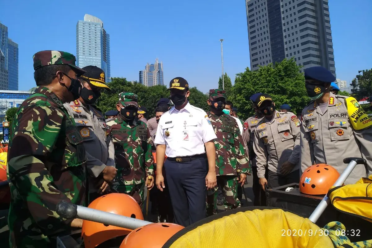 Gubernur DKI Jakarta Anies Baswedan memimpin apel siaga banjir