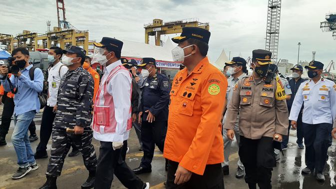 Menteri Perhubungan Budi Karya Sumadi dan Panglima TNI Marsekal Hadi Tjahjanto meninjau posko kemanusiaan Sriwijaya Air di JICT 2, Jakarta Utara, Minggu (10/1/2021). (Liputan6.com/Ady Anugrahadi)