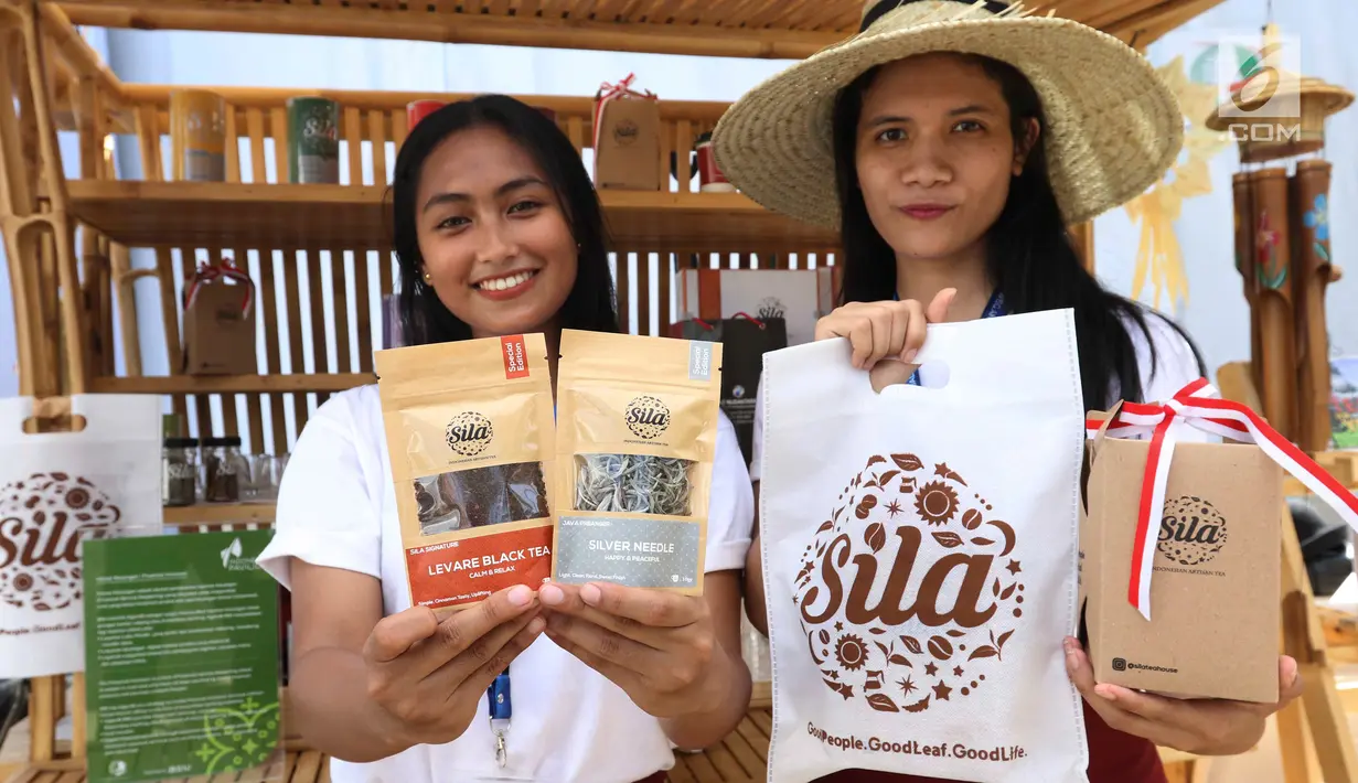 SPG menunjukkan produk teh milik Holding Perkebunan Nusantara (PTPN Group) di Indonesia Pavilion saat  IMF-World Bank 2018, Nusa Dua, Bali, Kamis (11/10). PTPN Group menyediakan Kopi Rollaas Jawa Timur dan Teh Sila. (Liputan6.com/Angga Yuniar)