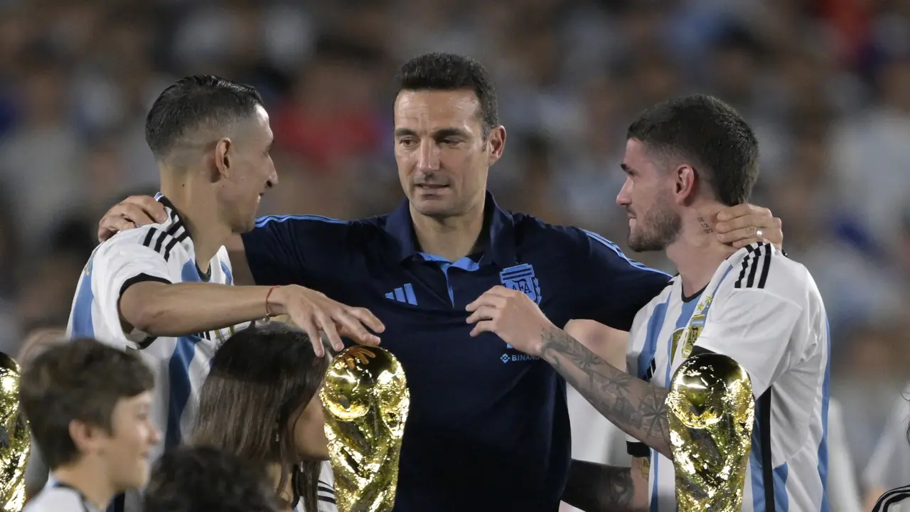 Foto: Mimpi Terwujud, Lionel Messi dkk Angkat Trofi Piala Dunia 2022 di Hadapan Puluhan Ribu Pendukung