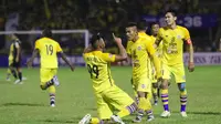 Pemain Gresik United, Patrick Da Silva #99 mencetak gol indah ke gawang Sriwijaya FC pada laga Torabika SC2016 di Stadion Tridarma Gresik, Minggu (12/6/2016). Gresik United menang 2-1 (Bola.com/Nicklas Hanoatubun)