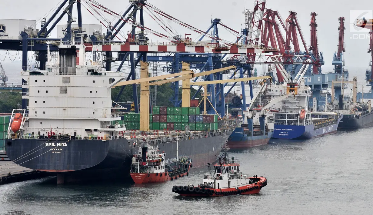 Lalu lintas kapal saat bongkar muat peti kemas yang juga dapat dipantau langsung dari Ruang Kontrol Vessel Traffic System (VTS), Kantor IPC, Tanjung Priok, Jakarta, Senin (21/1). (Merdeka.com/Iqbal Nugroho)