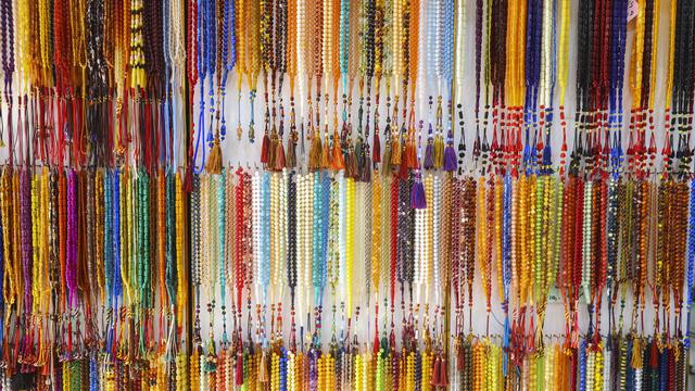 Gambar Sajadah dan Tasbih Sebagai Alat Ibadah, Ketahui Sejarahnya