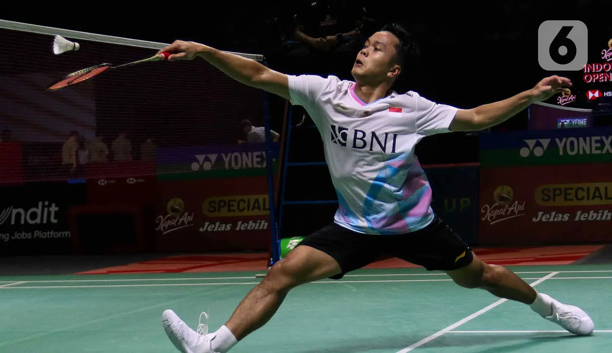 Pebulu tangkis tunggal putra Indonesia, Anthony Sinisuka Ginting saat melawan Kenta Nishimoto (Jepang) pada babak 32 besar Indonesia Open 2024 di Istora Gelora Bung Karno, Senayan, Jakarta, Selasa (4/6/2024). (Liputan6.com/Herman Zakharia)