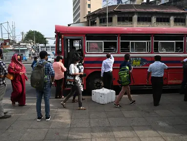 Komuter menaiki bus di Kolombo, Rabu (2/3/2022). Sri Lanka sehari sebelumnya mengumumkan pemadaman listrik setiap hari selama tujuh setengah jam secara nasional, terlama dalam lebih dari seperempat abad, karena krisis valuta asing membuatnya tidak dapat mengimpor minyak. (Ishara S. KODIKARA/AFP)