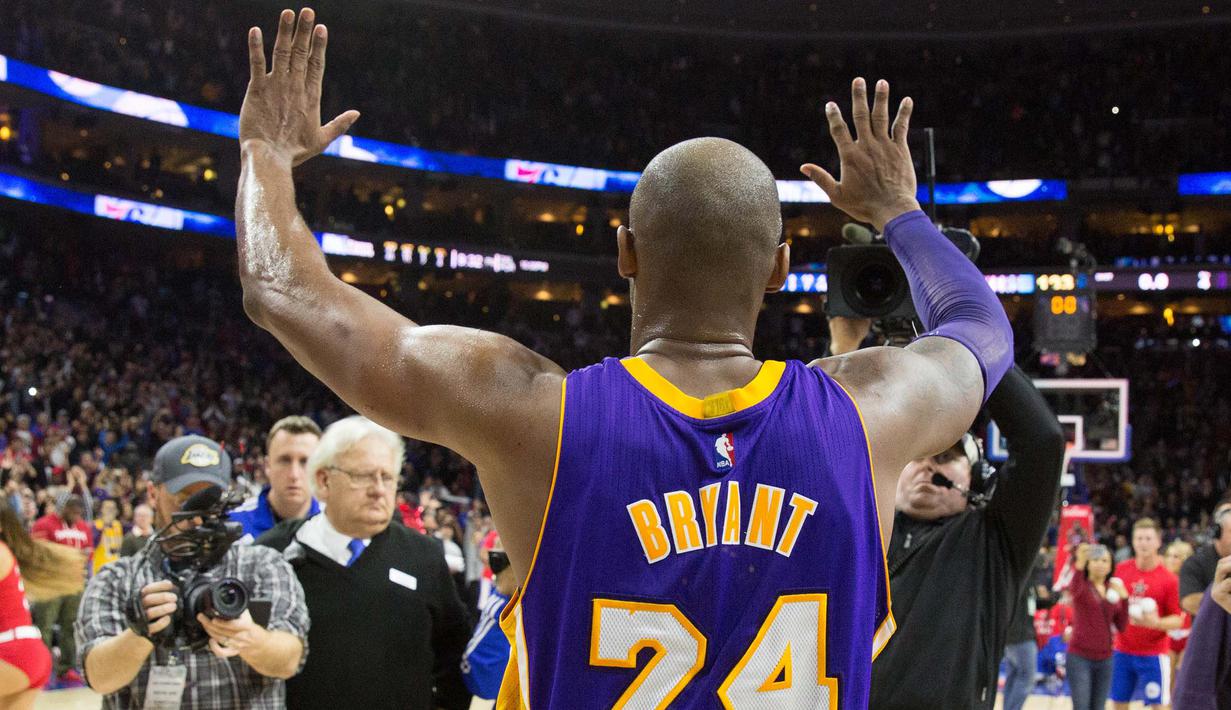 Bintang Los Angeles Lakers, Kobe Bryant (24) mengucapkan salam perpisahan kepada penggemarnya saat laga NBA di Wells Fargo Center, Philadelphia, Selasa (1/12/2015). 76ers menang atas Lakers 103-91. (Reuters/Bill Streicher-USA TODAY Sports)